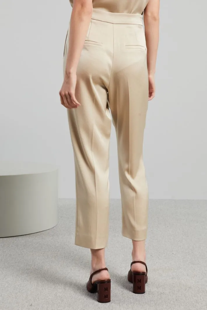 Pantaloni carrot in raso