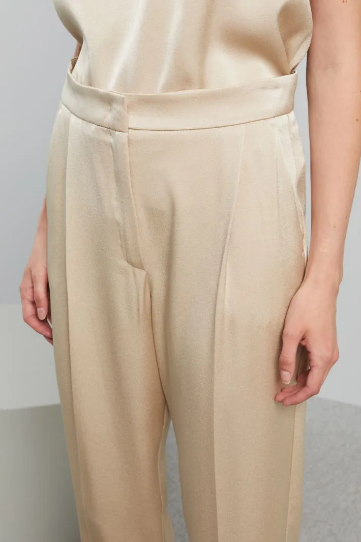 Pantaloni carrot in raso