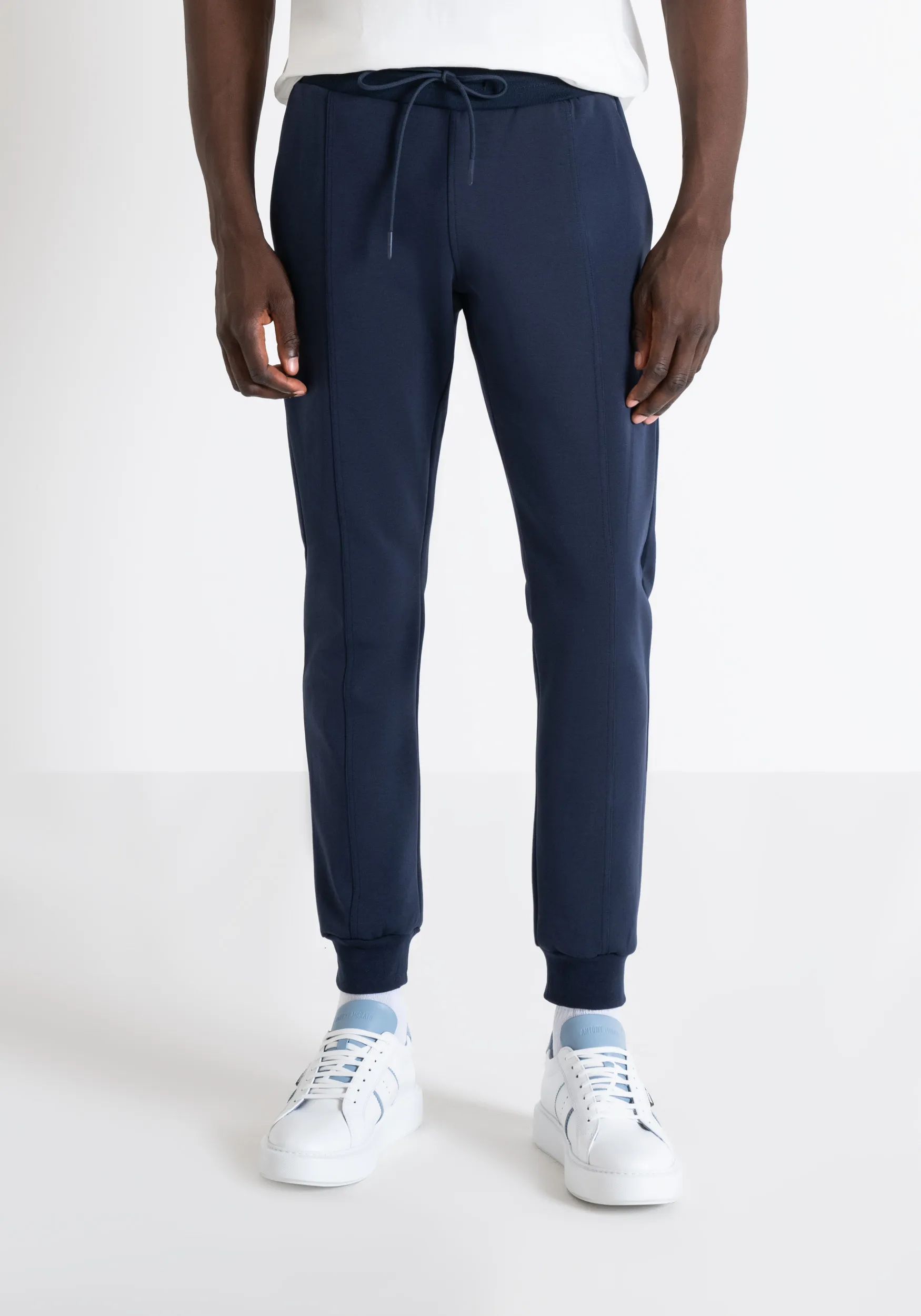 PANTALONI SLIM FIT IN FELPA MISTO COTONE CON PATCH LOGATA