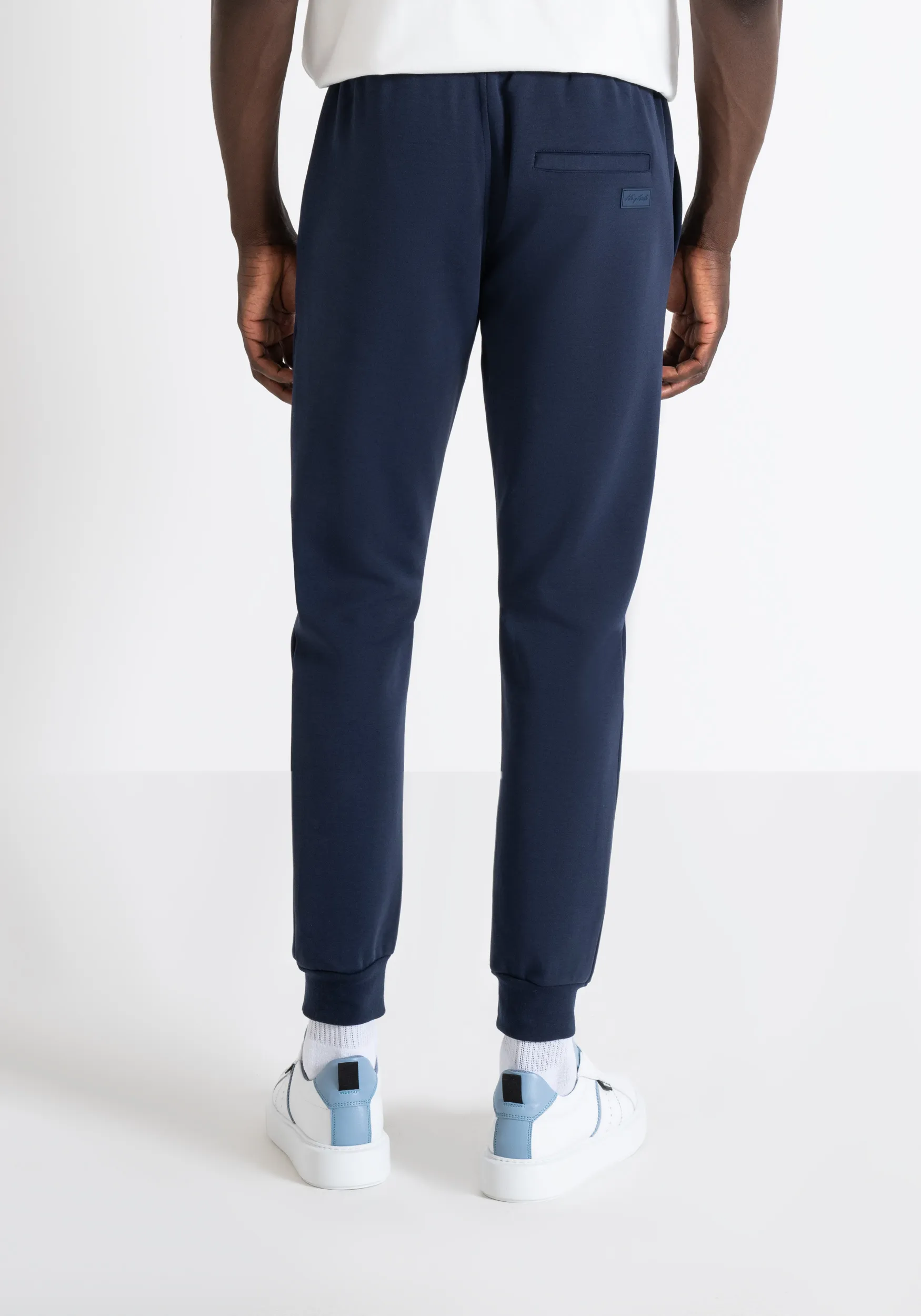 PANTALONI SLIM FIT IN FELPA MISTO COTONE CON PATCH LOGATA