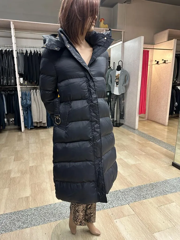 Piumino RINASCIMENTO lungo, leggermente svasato, con cappuccio e interamente imbottito in ovatta 100% cruelty free con doppia ch