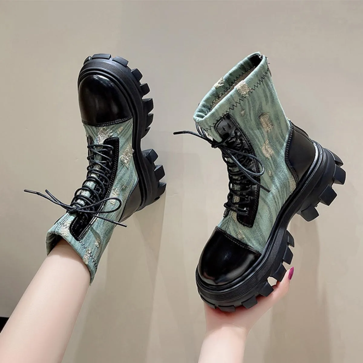 Scarpe con plateau da donna stivali Chelsea con tacco medio inverno 2023 stivali da moto moda nuova tendenza Goth Casual Lace Up