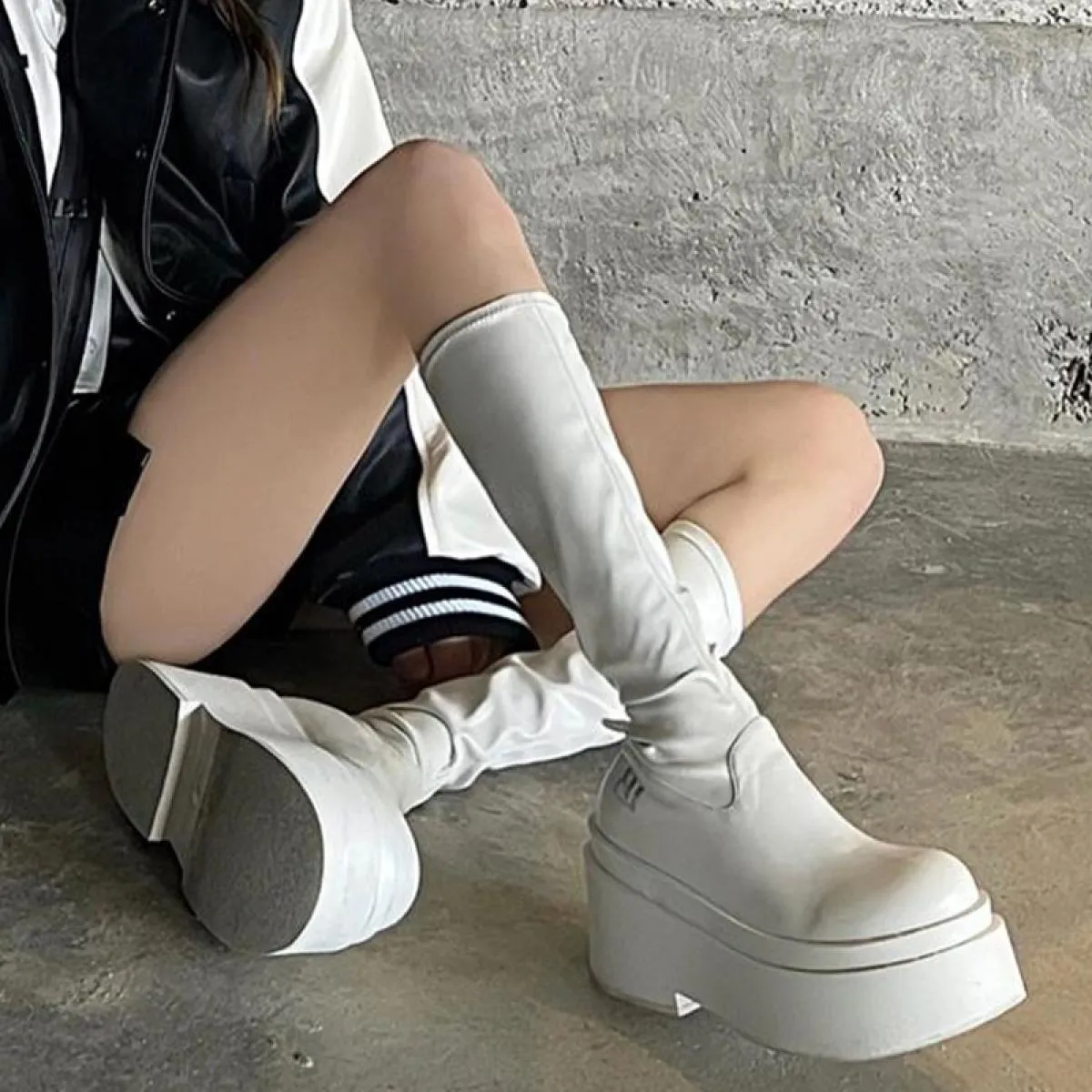 Stivali Chelsea da donna con tacco alto Stivali da neve da moto alti al ginocchio Punk 2023 Inverno Nuovo designer Scarpe casual