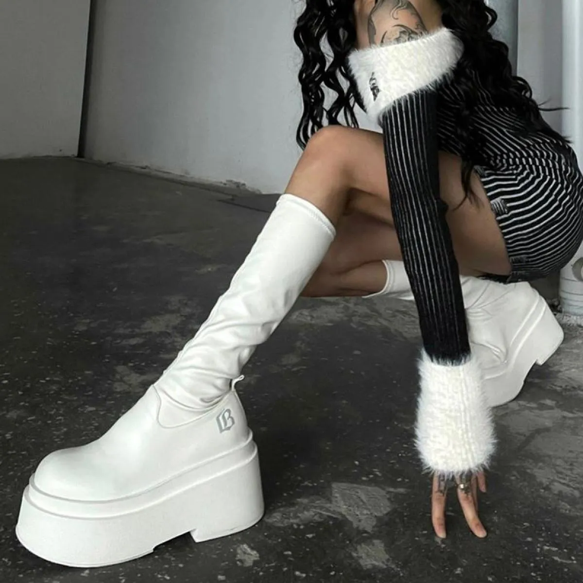 Stivali Chelsea da donna con tacco alto Stivali da neve da moto alti al ginocchio Punk 2023 Inverno Nuovo designer Scarpe casual