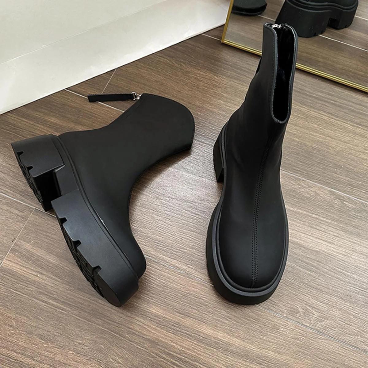 Stivali da moto con tacco medio alla caviglia invernali da donna scarpe moda con plateau 2023 stivali Chelsea Goth di nuova tend