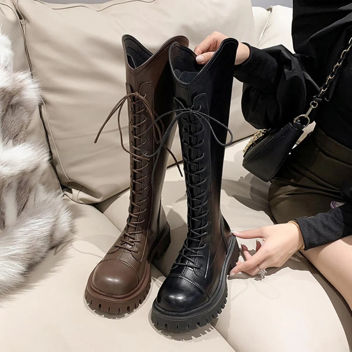 Stivali da moto da donna Lace Up Winter Knee High Mid Heels Scarpe Chelsea Boots Goth 2023 Nuovo marchio di lusso Gladiatore Bot