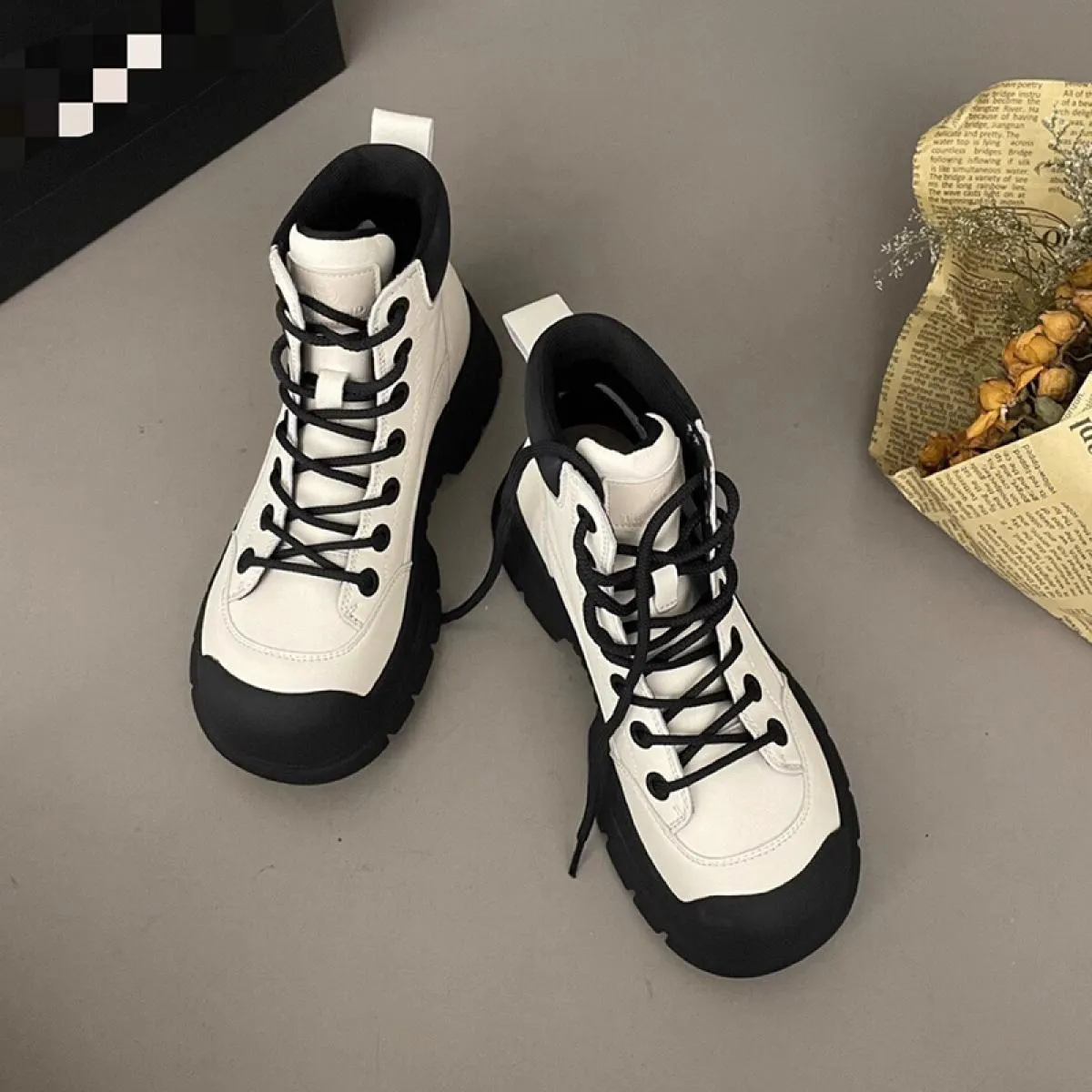 Stivali da moto invernali Scarpe da donna Stivali Chelsea 2023 Stivali da gladiatore con tacco medio di nuova moda di lusso Pomp