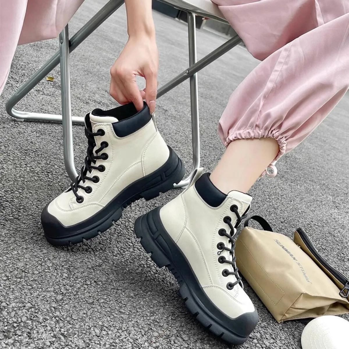 Stivali da moto invernali Scarpe da donna Stivali Chelsea 2023 Stivali da gladiatore con tacco medio di nuova moda di lusso Pomp