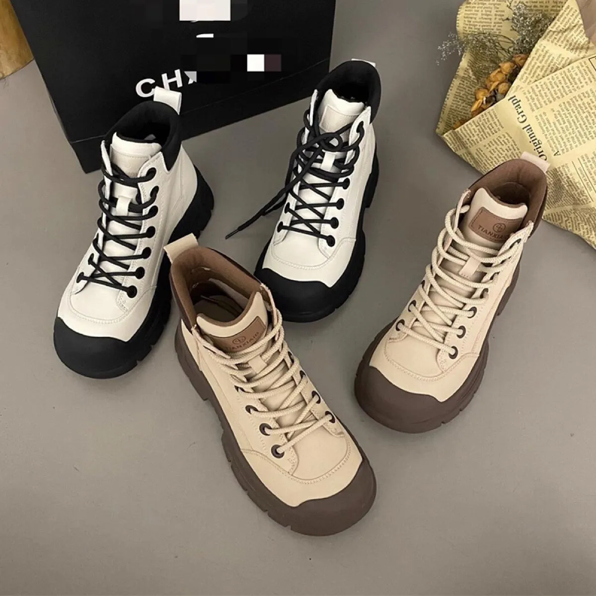 Stivali da moto invernali Scarpe da donna Stivali Chelsea 2023 Stivali da gladiatore con tacco medio di nuova moda di lusso Pomp