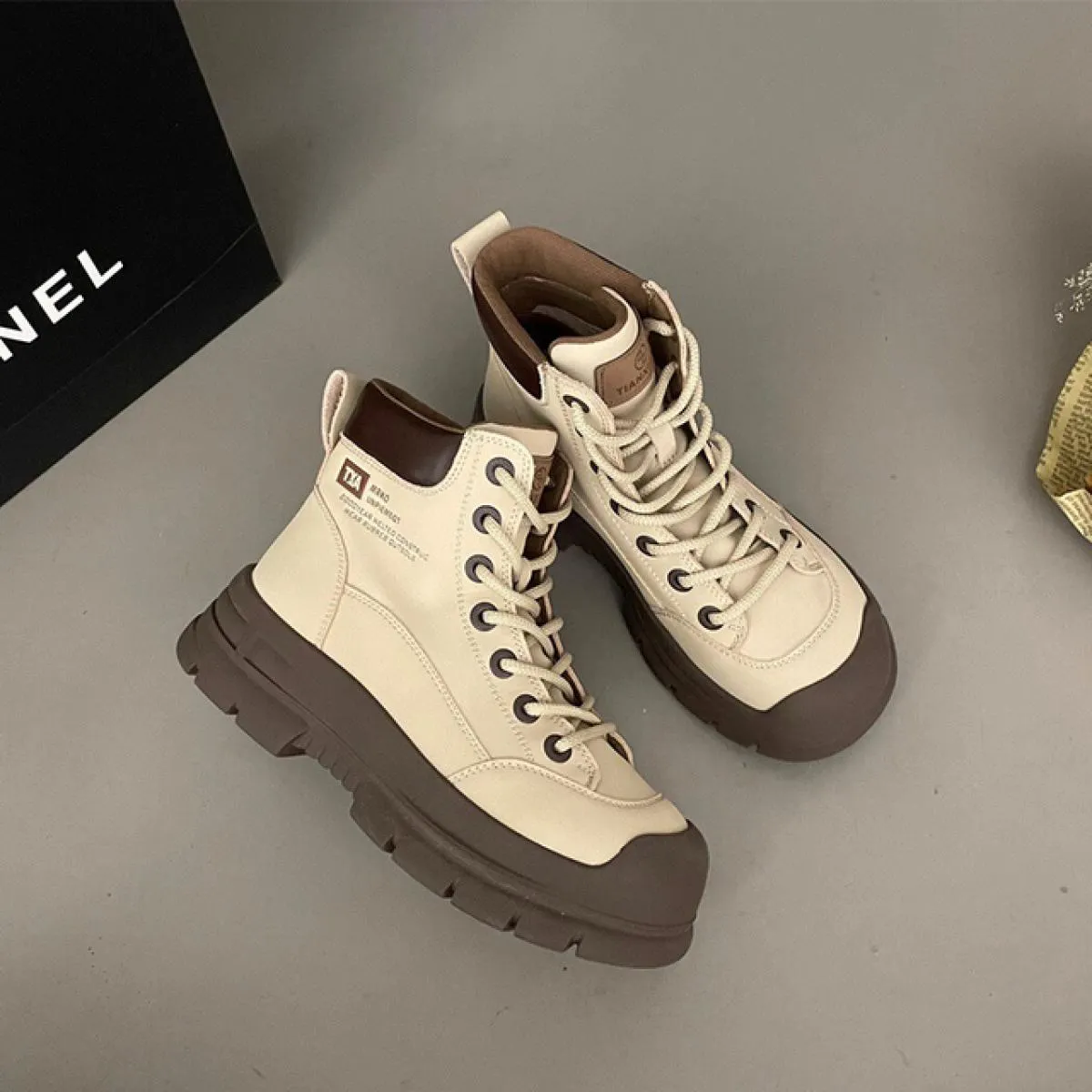 Stivali da moto invernali Scarpe da donna Stivali Chelsea 2023 Stivali da gladiatore con tacco medio di nuova moda di lusso Pomp