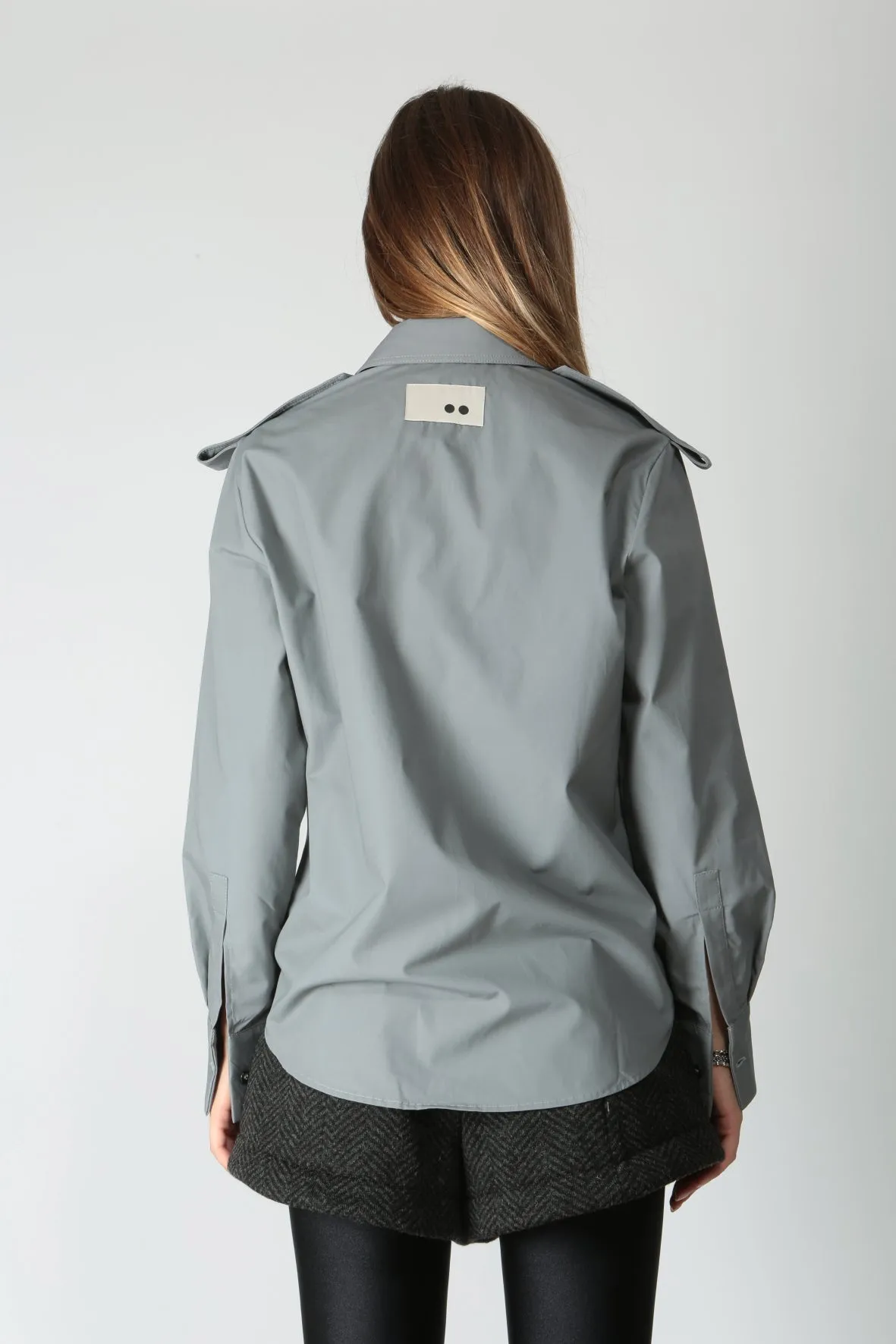 The M Camicia in cotone con alamari Ilean