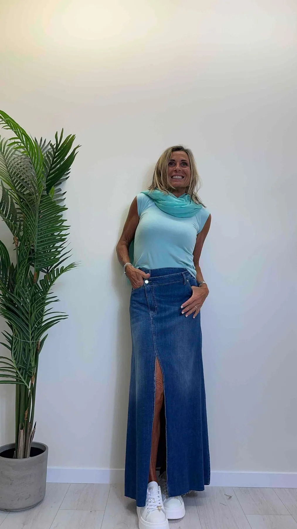 VICOLO - DB5134 - GONNA JEANS CON SPACCO CENTRALE E CHIUSURA LATERALE